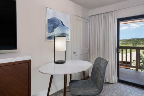 King Room with Sofa Bed and Resort View image 3