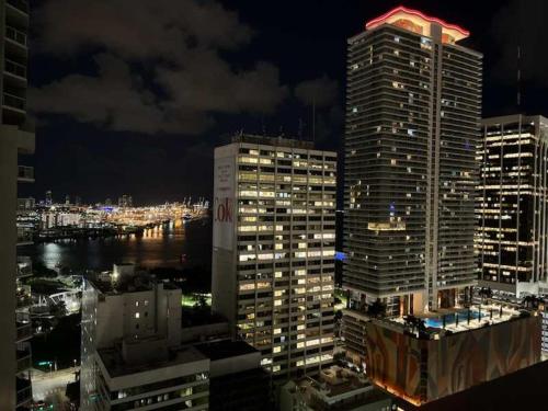 Explore Miamis Heat - Huge 1 bed POOL & GYM in Miami, USA