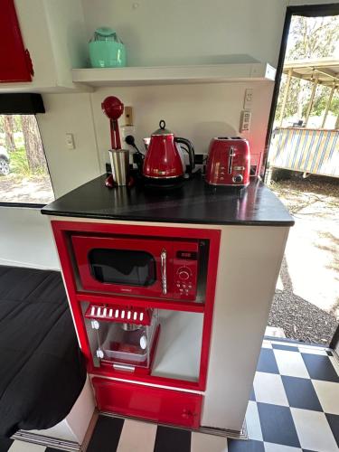 Alice & Elvis, Crescent Head, Retro Caravans with Deck, Bathroom & Outdoor Bath in a Bush Setting near the Beach, Crescent Head (fotografie 9)