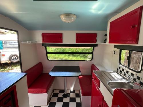 Alice & Elvis, Crescent Head, Retro Caravans with Deck, Bathroom & Outdoor Bath in a Bush Setting near the Beach, Crescent Head (fotografie 6)