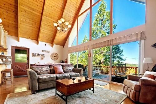 Cute A Frame Cabin Mountain Views Full Kitchen BBQ in Lake Arrowhead, USA
