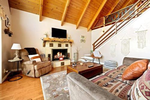 Cute A Frame Cabin Mountain Views Full Kitchen BBQ in Lake Arrowhead, USA