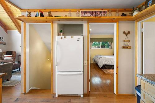 Cute A Frame Cabin Mountain Views Full Kitchen BBQ in Lake Arrowhead, USA