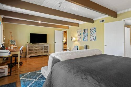Cute A Frame Cabin Mountain Views Full Kitchen BBQ in Lake Arrowhead, USA