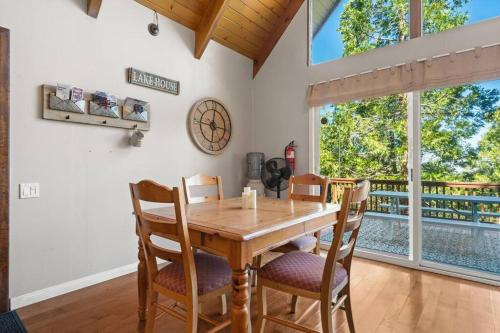 Cute A Frame Cabin Mountain Views Full Kitchen BBQ in Lake Arrowhead, USA
