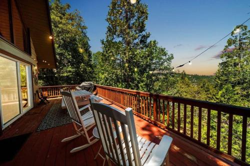 Cute A Frame Cabin Mountain Views Full Kitchen BBQ in Lake Arrowhead, USA