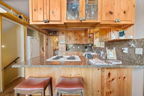 Cute A Frame Cabin Mountain Views Full Kitchen BBQ in Lake Arrowhead, USA