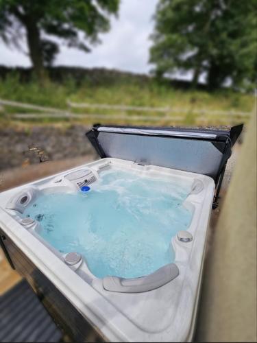 8 Clos Na Feirme Three Bedroom House with Hot Tub in Clonbur