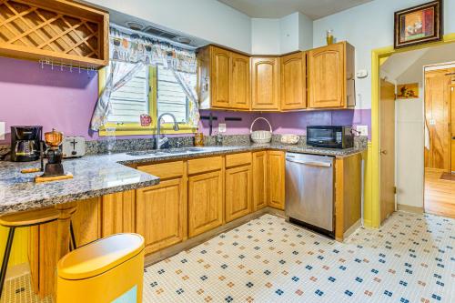 1 Mi to Dtwn Colorful Binghamton Home in Binghamton, USA