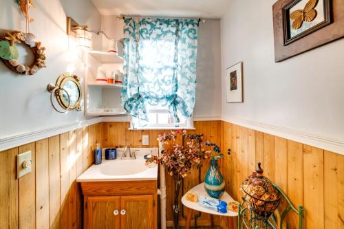 1 Mi to Dtwn Colorful Binghamton Home in Binghamton, USA