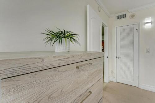 Ocean Reserve Luxurious Condo 2min Away From Beach in Sunny Isles Beach, USA