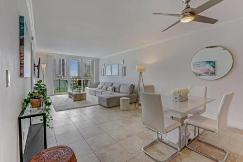 Ocean Reserve Luxurious Condo 2min Away From Beach in Sunny Isles Beach, USA