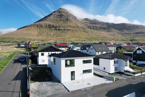 Unterkunft von außen, Nyrenoveret, moderne,hyggeligt hus in Leirvík