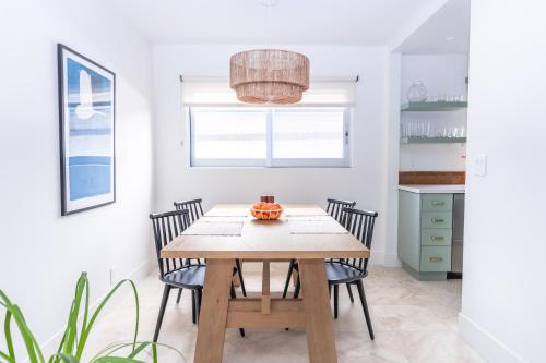 Luxury 2br 2ba Beverly Hills Near Cedars Sinai in Los Angeles, USA