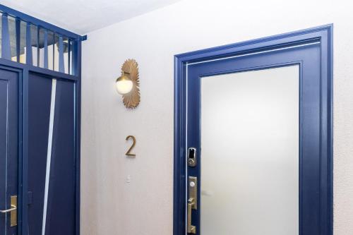 Luxury 2br 2ba Beverly Hills Near Cedars Sinai in Los Angeles, USA