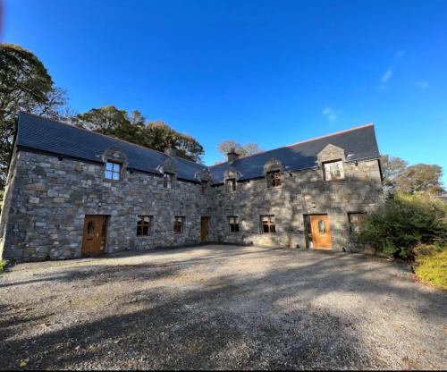 8 Clos Na Feirme Three Bedroom House with Hot Tub in Clonbur