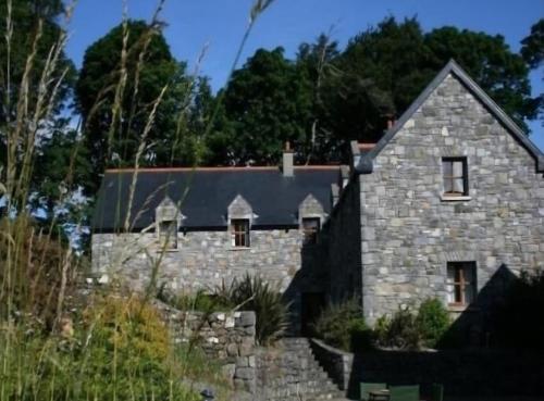 8 Clos Na Feirme Three Bedroom House with Hot Tub in Clonbur