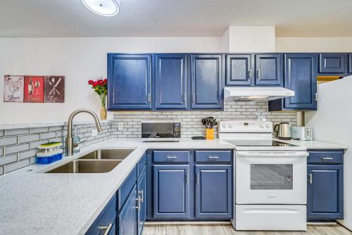 Crystal River Getaway with Hot Tub and Fire Pit! in Crystal River, USA