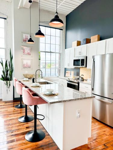 2br 2br Le Chateau 505 Lux penthouse in a Historic Building in Utica, USA