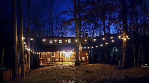Trailseeker Cabin w King Bed Hot Tub at Red River Gorge Natural Bridge in Stanton, USA