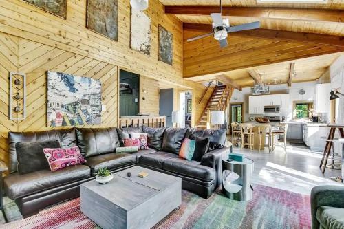 Spacious Design Lodge In Woods - Bushkill-Poconos Spacious Design Lodge In Woods - Bushkill-Poconos