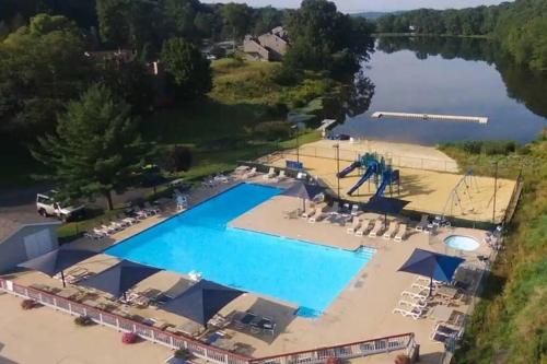 Spacious Design Lodge In Woods - Bushkill-Poconos Spacious Design Lodge In Woods - Bushkill-Poconos