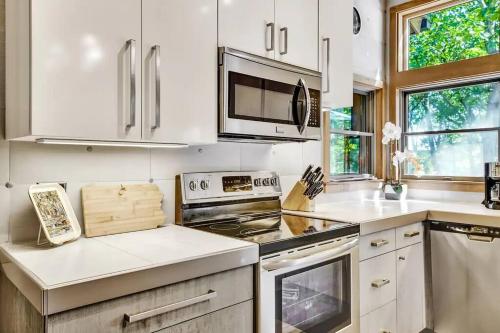 Spacious Design Lodge In Woods - Bushkill-Poconos Spacious Design Lodge In Woods - Bushkill-Poconos