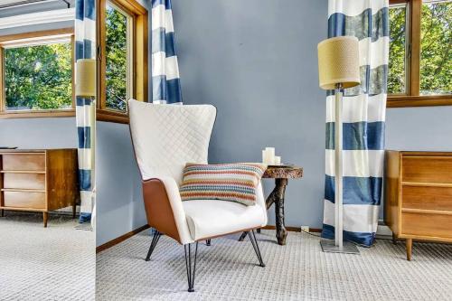 Spacious Design Lodge In Woods - Bushkill-Poconos Spacious Design Lodge In Woods - Bushkill-Poconos