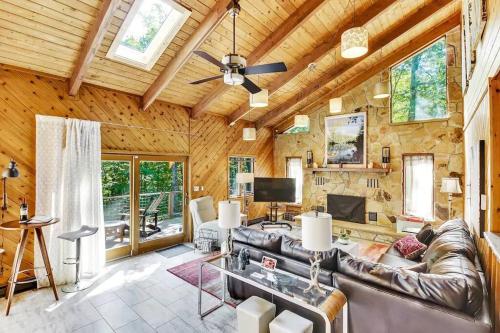 Spacious Design Lodge In Woods - Bushkill-Poconos Spacious Design Lodge In Woods - Bushkill-Poconos