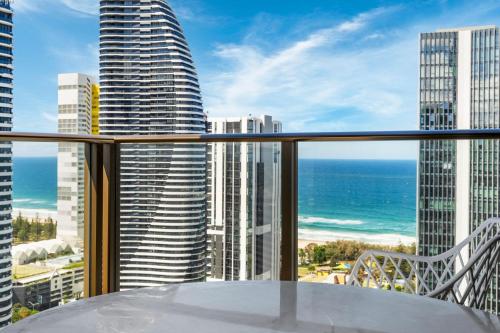Broadbeach 2b2b apt FREE parking
