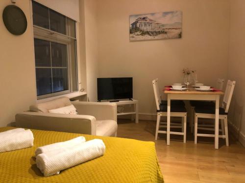Bright and Cozy Entire Flat Near Euston Station and UCL Hospital, London (photo 9)