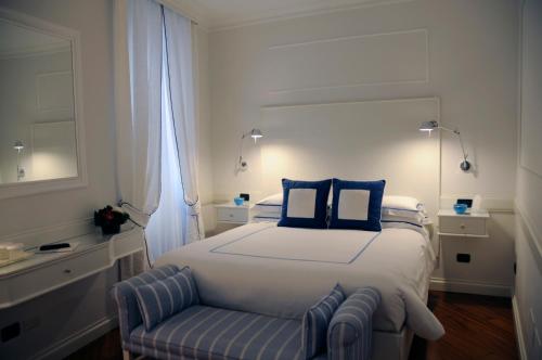 1 queen bed, 1 sofa bed