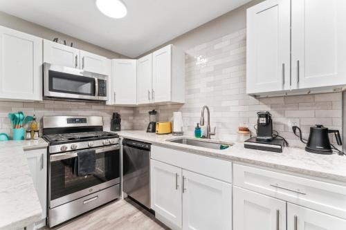 Prime West Downtown Studio and 1BR Suites w Free Parking, Washer, and Dryer in Austin, USA