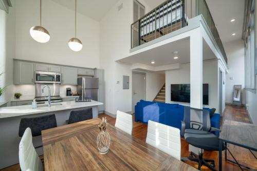 Cozy 2-BR Loft in the Heart of Louisville #210 in Louisville, USA