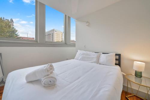 Cozy 2-BR Loft in the Heart of Louisville #210 in Louisville, USA
