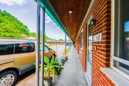 . Travelers Inn by OYO Beaver, Hwy 19