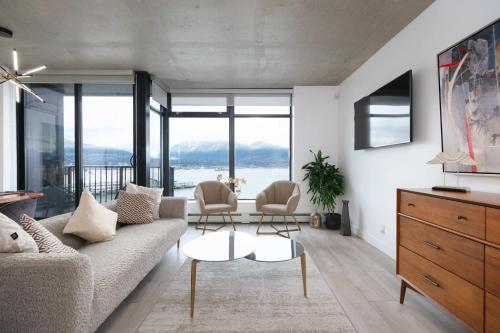 Modern Downtown Apartment with Stunning Water Views in Vancouver, Canada