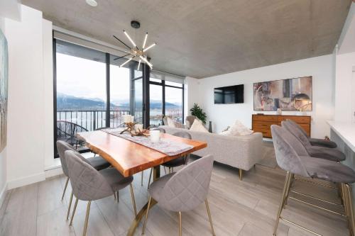 Modern Downtown Apartment with Stunning Water Views in Vancouver, Canada