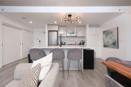 Modern Downtown Apartment with Stunning Water Views in Vancouver, Canada