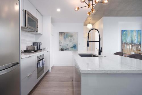 Modern Downtown Apartment with Stunning Water Views in Vancouver, Canada