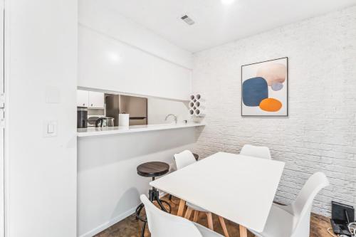 Heart of SoCo 2BR and 1BR King Suites with Free Parking, Pool, and Laundry Center in Austin, USA