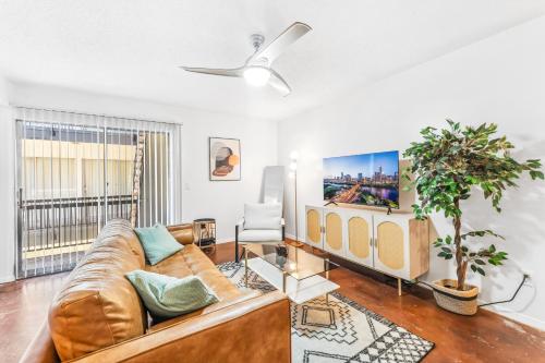 Heart of SoCo 2BR and 1BR King Suites with Free Parking, Pool, and Laundry Center in Austin, USA