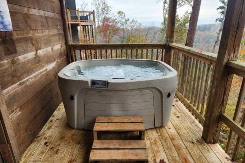 Bearfoot Lodge by RedAwning – Sevierville, TN