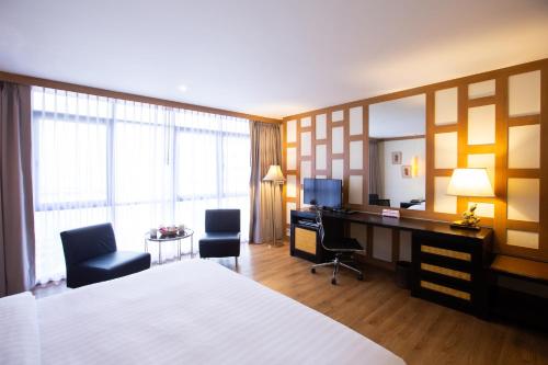 Executive Room image 7