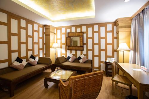 Corner Suite room in The Tarntawan Hotel Surawong Bangkok