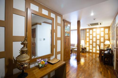 One-Bedroom Suite image 6