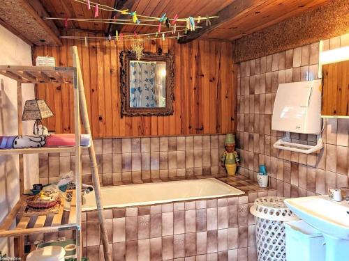 Charmant Gîte avec Cheminée, Terrasse et Parking - FR-1-583-348