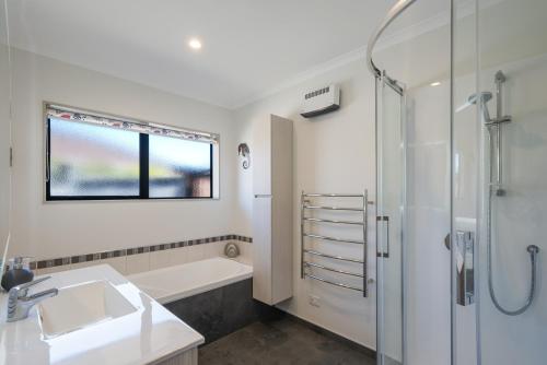 ทัศนียภาพภายนอกโรงแรม, Spa and Sands - Waikanae Beach Holiday Home in ไวคาเน