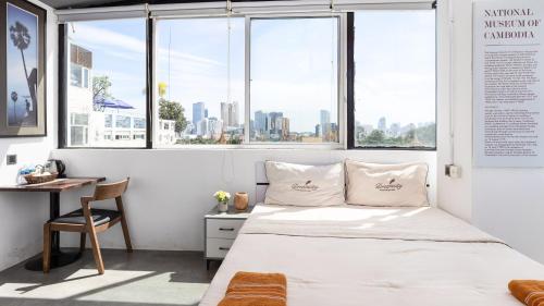 Sky hotel - Rooms & Free laundry - 50m to Royal Palace, Phnom Penh
