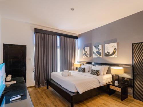 Deluxe Double or Twin Room image 10